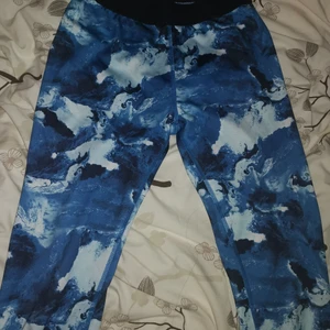 Soc träningstights - Säljer dessa träningsbyxor från soc då jag inte använder dom längre. Blå/vitt mönster och i väldigt skönt material. Passar mig bra som är strl S. Kan skicka fler bilder om det önskas. Inga tecken på skador. 