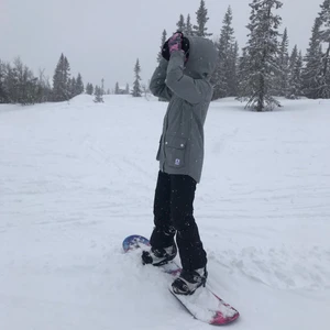 Snowboard jacka  - Säljer min snowboard/skid jacka för att den har blivit för liten. Den är använd med fortfarande i bra skick