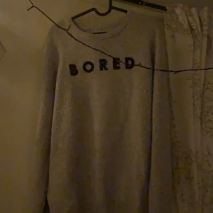 Tröja - Grå tröja storlek L men skulle säga att den passar M bättre. 