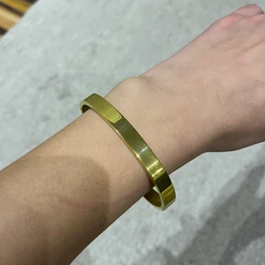 Armband  - Guldfärgat armband, köpt på Albrekts guld. Oanvänd. 