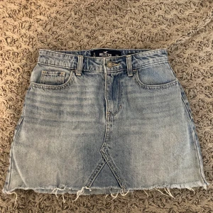 Hollister kjol  - Kort jeanskjol från Hollister, storlek XS, 100kr