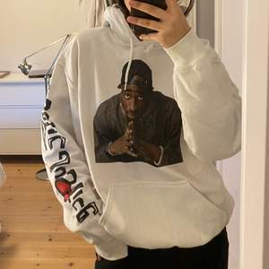 Tupac hoodie, passar storlek xs-m. Köpare betalar frakt