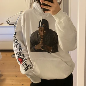 Tupac hoodie  - Tupac hoodie, passar storlek xs-m. Köpare betalar frakt
