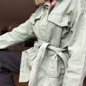 Jacka från Monki  - Perfekt vår- och höstjacka som man känner sig piffig i! Militärgrön färg och ett tillhörande skärp i samma färg, tycker det är lika snyggt o köra utan skärpet också! Stl XS-M! Riktigt kap i promise 💥👍🏼