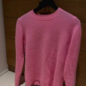 Säljer denna snygga rosa tröja i 100% kashmire från From Future. Köpt i butik i Paris under jullovet, använd endast två gånger. Storlek S men passar XS och M likaså. Köpt för ca 1600kr. Möts upp vid Karlaplan eller Östermalmstorg, annars frakt.