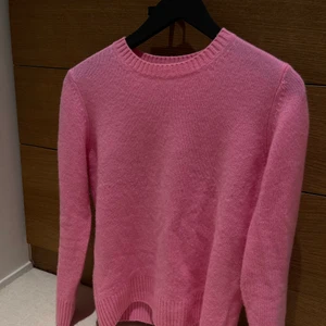 Rosa kashmiretröja - Säljer denna snygga rosa tröja i 100% kashmire från From Future. Köpt i butik i Paris under jullovet, använd endast två gånger. Storlek S men passar XS och M likaså. Köpt för ca 1600kr. Möts upp vid Karlaplan eller Östermalmstorg, annars frakt.