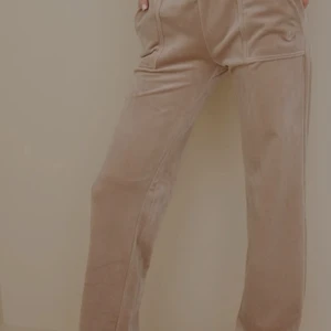 SÖKER! Juicy couture i storlek xxs/xs - SÖKER juicy couture byxor i storlek xxs/xs. Helst beiga!