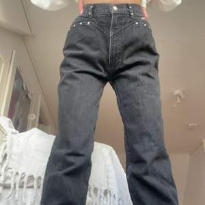 Säljer ett par jättecoola svarta jeans med silver detaljer. Köpta vintage. Skriv privat för fler bilder eller andra frågor. 