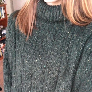 Grön stickad tröja  - En sjukt snygg grön stickad tröja som jag nästan aldrig använt. Säljer pga att jag inte använder den. Passar mig som bär xs/s💗