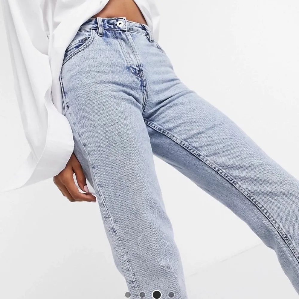 Helt nya och oanvända jeans i modellen straight. Jeansen är lite mörkare i verkligheten. Säljer pga att de är för små för mig. Nypris 299:- . Jeans & Byxor.