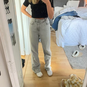 Zara jeans - Säljer mina gråa zara jeans då dem har blivit för stora och därmed anledning till att jag håller i dem där bak för att få en blick på hur dem egentligen sitter. Om fler bilder önskas så är det bara att kontakta mig. !Köparen står för frakten!