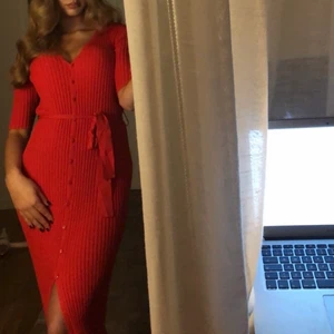 Röd klänning - Röd klänning som går till lite under knänen, ribbstickad från zara i storlek S