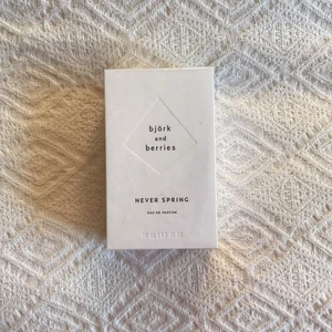 Parfym ”Björk & Berries - Never Spring”  - Fin ekologisk, vegansk parfym från Björk & Berries, 50 ml. Doftar väldigt fräscht och gott. Jag fick två stycken i julklapp så därför säljer jag den ena. Kostar 890 kr i butik. 
