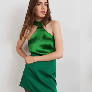 Grön fest topp  - Så jääävla snygg men köpte den i för liten storlek och har inte orkat lämna tillbaka :(( helt oanvänd med prislappen kvar! Säljer för 100kr + 20k frakt ! 