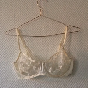Ella M BH - BH från Lindex märke Ella M. Använd 2 gånger och därför i toppskick. Ståltråd i underbygeln med spetstyg. Frakten går på 26 kr. Kan mötas upp i Malmö. 