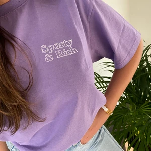 Sporty & Rich t-shirt - Storlek L. Superbra skick! Säljer pga kommer inte till användning så mycket som jag tänkt. 