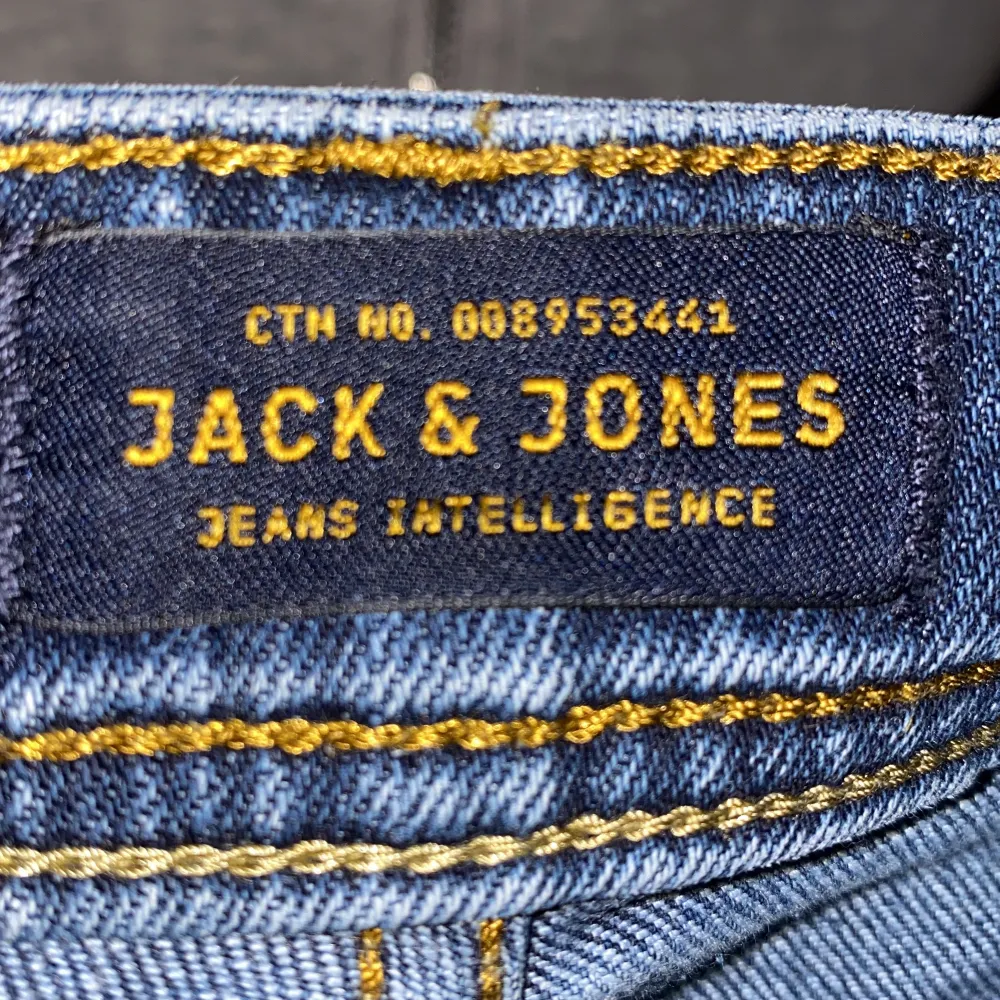 Ett par blå jack and Jones jeans använda men i väldigt bra skick. Det är man byxor men har själv använt dem mycket.💖Kontakta mig för fler bilder och pris kan diskuteras!!🤗❤️. Jeans & Byxor.