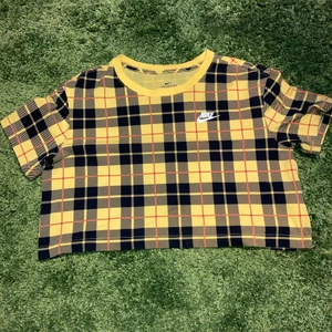 Rutig Nike t-shirt  - Nike t-shirt som knappt är använd. storlek M. 