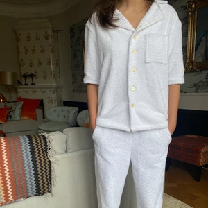 Trendiga Frottékläder! 🍀🍀🍀 - Jag och mitt UF företag @terrysthlm säljer en skjorta och ett par byxor i 100% återanvänt handduksmaterial. Plaggen är unisex och finns i två storlekar, S-M och M-L. Beställning går enklast via vår instagram @terrysthlm och där finns även övrig relevant info om plaggen som t.ex storleksguide och hur man betalar! ❤️🍀