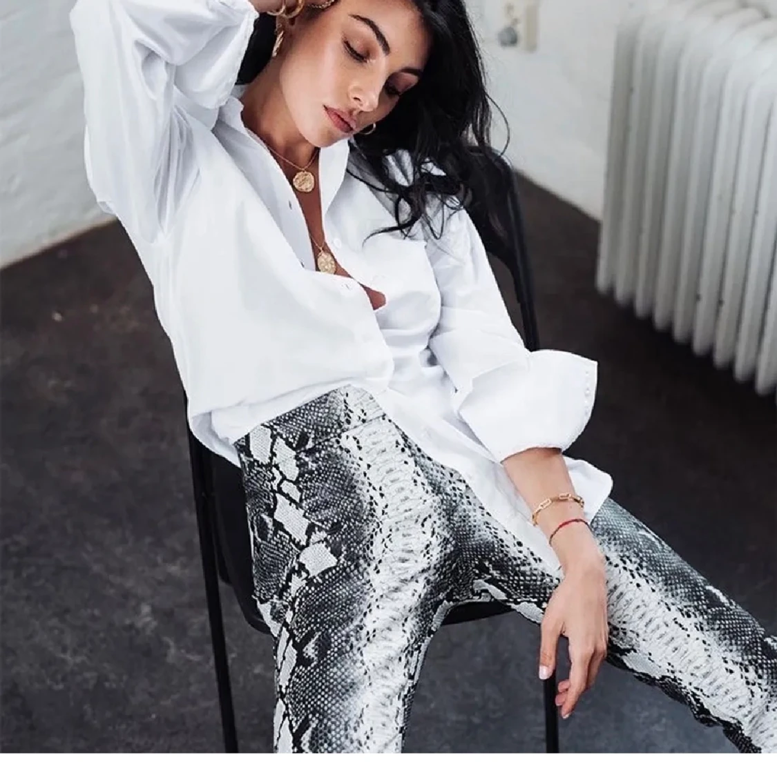 Nakd kostymbyxor ormskinn  - 90