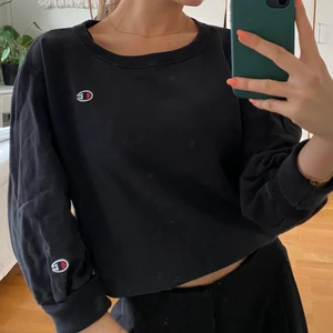 Sweatshirt  - Säljer denna fina lite croppade sweatshirten fårn champion, köpt för 499, säljer för 149. Kan skicka men köparen står för frakten. 💙