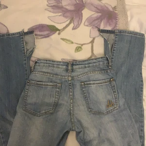Slit jeans - Snygga straight jeans med egenklippt slits! De är har asfin ljusblå färg och är insydda av mig så de passar en w24. Fråga för fler bilder:) De är även låga i midjan och bra längd/långa på mig som är 160<3