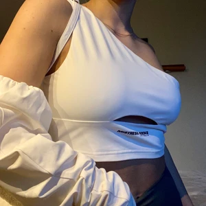 Assymetrisk topp  - Säljer denna coola och unika topp från mistress rocks🤍 Medföljer en ärm till toppen (som syns på bild) men denna går att ta bort om man önskar. Frakt tillkommer!