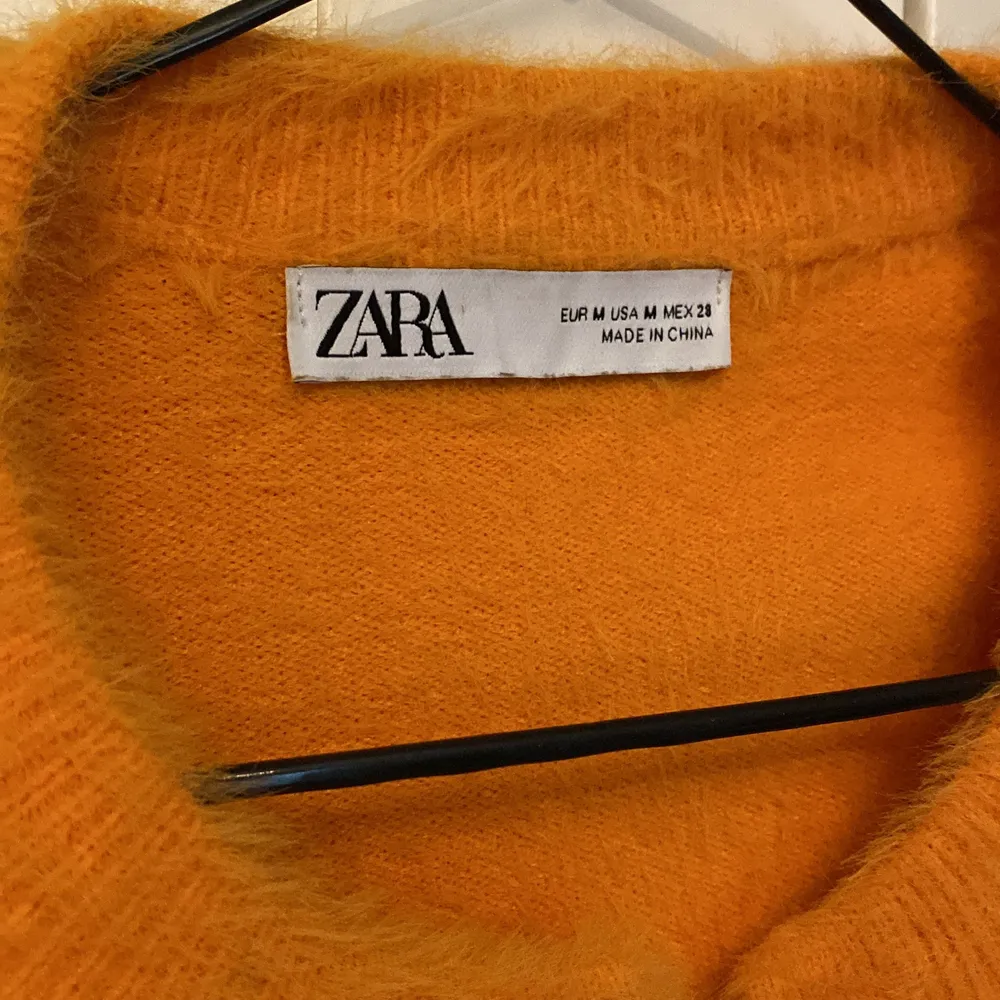 Orange super mjuk kofta från Zara med fina knappar i stl M🧡🧡. Tröjor & Koftor.
