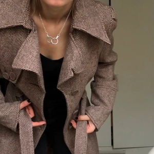 Randig kappa från Vila storlek M - Säljer denna ullkappa som inte kommer till användning! Randig och 60% ull! Fina detaljer och siden insida.  Kontakta för frågor, pris kan alltid diskuteras!