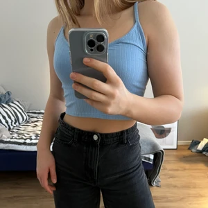 Blått ribbat linne H&M - Detta blåa, ribbade linnet från H&M är till salu! Jättefint men säljs då det inte kommer till användning, skick 5/5. Linnet sitter tight & är croppat. Den är i storlek XS men sitter perfekt på mig som brukar ha S. Köpare står för frakt och hör av er vid eventuella frågor😊