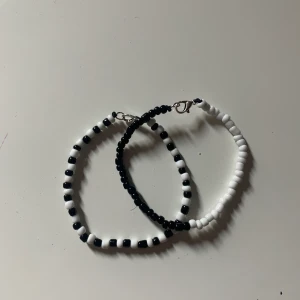 Blanck and white bracelets 🤍🖤 - Jättefina handmade vitt och svart armband🤍🖤 . 80kr för båda, 50kr styck. Finns även att få i andra färger 🥰 kolla även in hannashoops.com för mer produkter storlekar osv