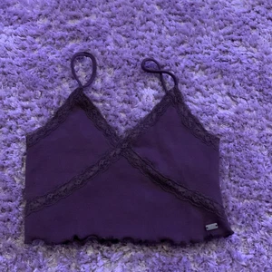 Brun croptop XS - En brun croptop köpt från Pull&Bear. Köpt för 150kr bara testat den på.