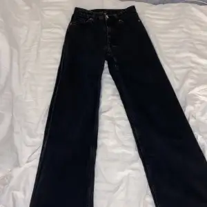 Raka, svarta, högmidjade jeans köpta från monki💓 Storlek 25 och passar mig som har xs i Jeans och är 166 cm lång!