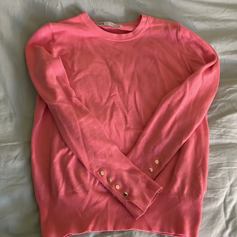 Säljer nu denna jättefina slutsålda rosa tröjan från zara💗lite nopprig men inget man tänker på💗hittade ingen bild på den rosa tröjan på nätet men det är samma modell som den på bilden💞kontakta för fler bilder . Stickat.