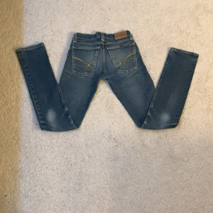 Denimbirds jeans storlek 27/34 - Säljer dessa supersnygga denimnbird jeansen som tyvärr inte kommit till användning💞 Dem är lågmidjade och straight och sitter bra på mig som är 170cm💗 Buda gärna i kommentarerna eller skicka till mig privat. Säljer dem för 300 kr inklusive frakt om jag inte får ett högre bud💞