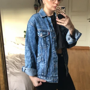 Levis jeansjacka  - Säljer här en one of a kind vintage jeansjacka från Levis! Den är köpt på en loppmarknad i London så vet inte så mycket mer än att den är sjukt cool! Använder den bara inte tillräcklig ofta🤘🏻