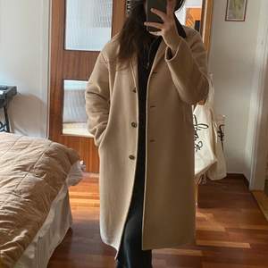 Kappa från Filippa K! Storlek Small. Köpt för några år sedan så har använt den en del men den är i bra skick! Passar även mig som vanligtvis har M. Modellen på kappan heter Parker Double Face Wool Coat.  