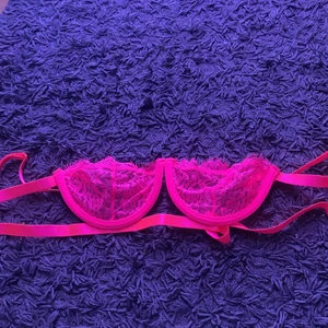 Rosa bh  - En rosa bh som aldrig är använd. Kommer från shein. Beställde den men gillade inte den/inte min still. Passar en xs-s 