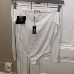 Vit off shoulder - Hej, säljer min vita off shoulder i storlek XS från Nelly i märket ”NLY One”, lapparna sitter kvar då den aldrig använts! 