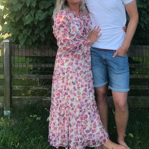 Klänning - Säljer denna suuuuperfina klänning från Gina, endast använd en gång🌸