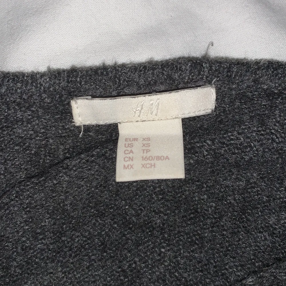 mörkgrå stickad tröja från H&M i st xs, men den sitter nog lite mer som en S/M. Bara använd ett par gånger, så den är alltså i bra skick💞. Stickat.
