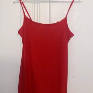 En röd klänning från H&M. Aldrig använd. Köpt för 150kr, säljer för 70kr. 💞
