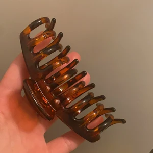 Hårklämma i färgen choklad - Säljer den här hårklämman i färgen choklad för 39kr. GRATIS FRAKT!!!! Helt oanvänd❤️❤️❤️❤️