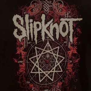 Slipknot t-shirt - Supercool slipknot tröja i storlek XL. Tröjan är köpt i Stockholm och är i bra skick. Säljer pågrund av att den ej är min stil längre🖤