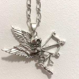 Skelett Halsband  - Supercoolt Halsband med skelett. Säljer detta pågrund av att den tyvärr ej är min stil längre. Skriv privat för fler bilder🖤