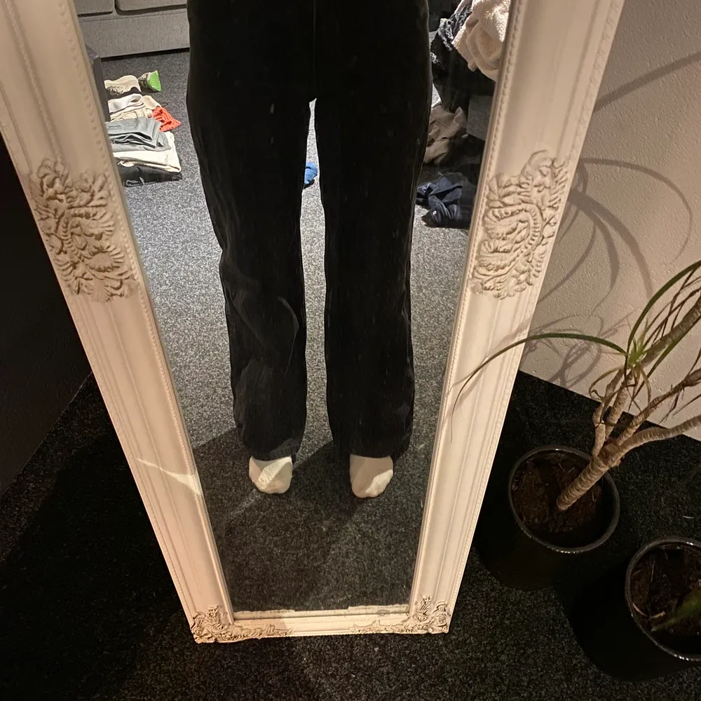 Vida/raka svarta jeans från Monki, super snygga och super sköna. Bra skick men de är uppsydda lite grann, jag är 160 så dom passar mig perfekt. Säljer på grunda av att jag ej får användning av dem. Köpare står för frakten! . Jeans & Byxor.