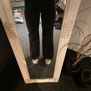 Svarta Monki jeans - Vida/raka svarta jeans från Monki, super snygga och super sköna. Bra skick men de är uppsydda lite grann, jag är 160 så dom passar mig perfekt. Säljer på grunda av att jag ej får användning av dem. Köpare står för frakten! 