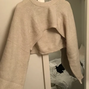 Kort stickad tröja  - Helt ny, stickad topp man kan ha över ett linne eller liknande, storlek L men sitter mer som en M💕