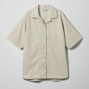 Weekday Leia Shirt - Weekday Leia Shirt White. I stolek L men i oversize modell så passar stolek XS-XL skulle jag tro! Priset är INKLUSIVE frakt 🌸