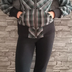 Rutig jacka - Rutig jacka som passar bra nu till hösten. Storlek 34. Säljer jackan för 350 kr + frakt. Buda gärnabi kommentarerna.